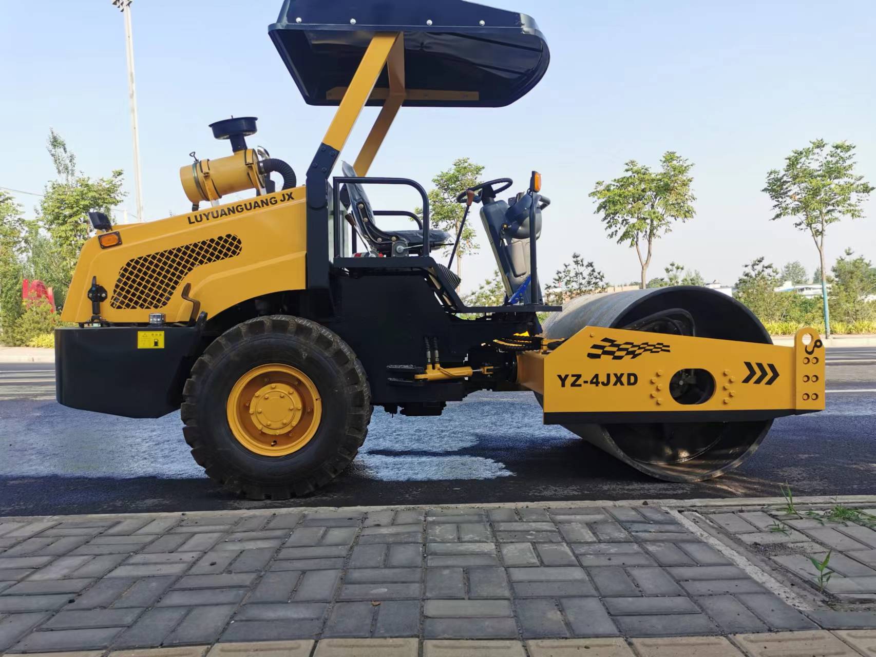 4噸單鋼輪振動壓路機(jī)